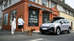 极狐汽车灵动如风，极狐汽车考拉S在拥挤的城市穿梭自如